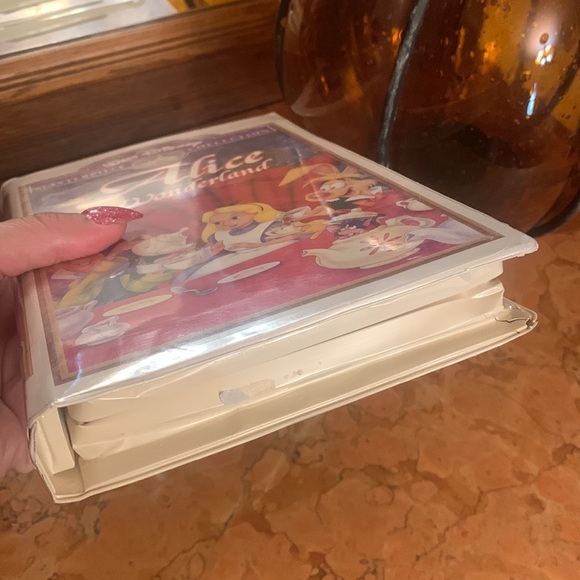 Disney's Alice in Wonderland VHS - Picture 2 of 7